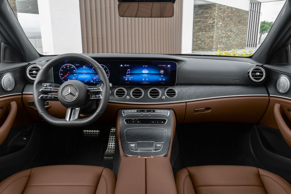Bên trong khoang nội thất Mercedes E300 AMG 2021 - Nội thất chất
